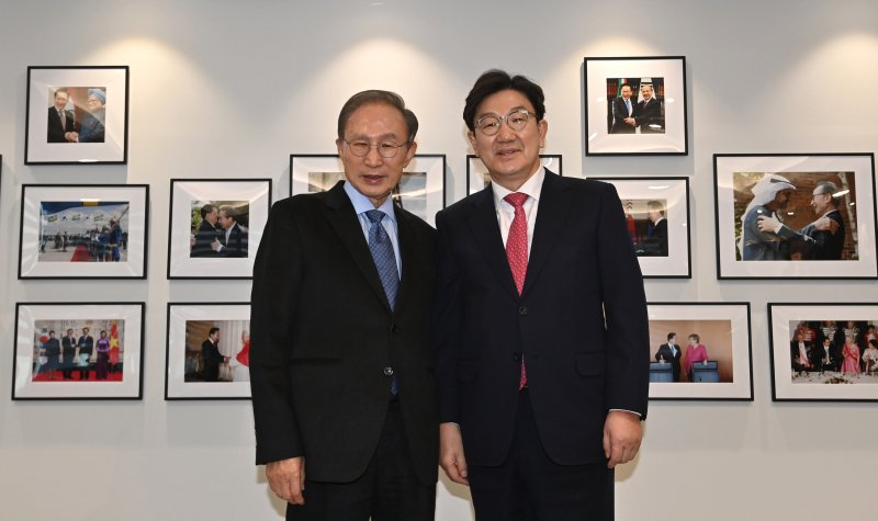 이명박 전 대통령이 17일 서울 서초구 이명박재단사무실에서 권성동 국민의힘 원내대표를 만나 기념촬영을 하고 있다. (공동취재)2025.2.17/뉴스1 ⓒ News1 박세연 기자