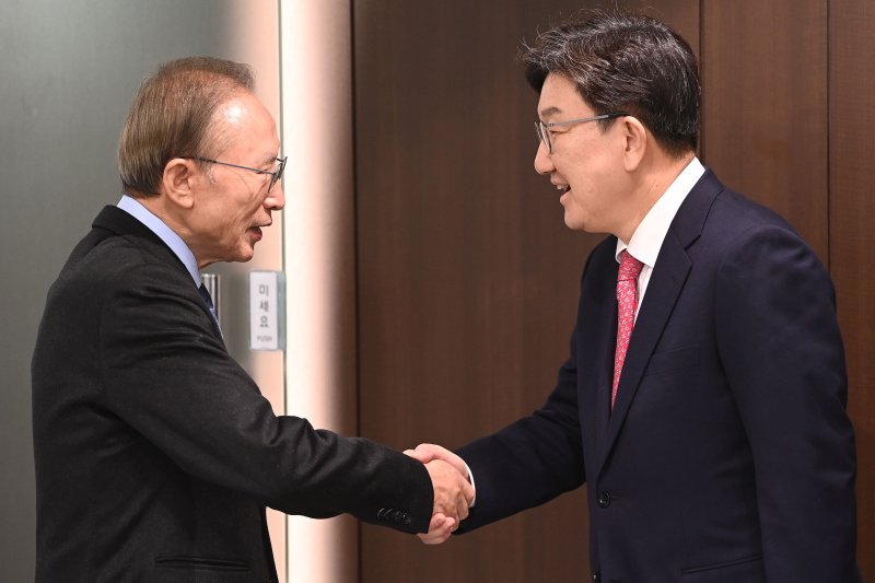 이명박 전 대통령이 17일 서울 서초구 이명박재단사무실에서 권성동 국민의힘 원내대표를 만나 인사를 나누고 있다. (공동취재)2025.2.17/뉴스1 ⓒ News1 박세연 기자