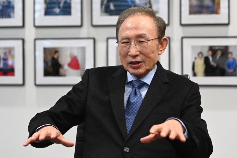 이명박 전 대통령이 17일 서울 서초구 이명박재단사무실에서 권성동 국민의힘 원내대표를 만나 대화를 나누고 있다. (공동취재)2025.2.17/뉴스1 ⓒ News1 박세연 기자