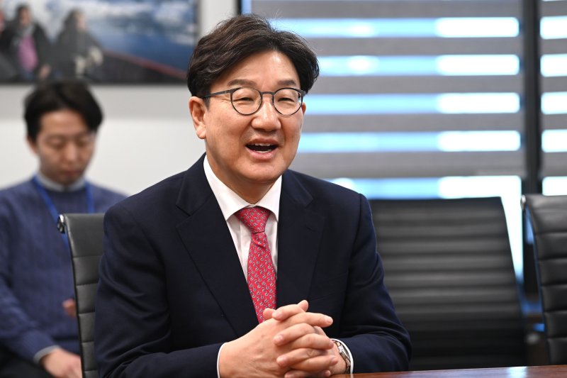 권성동 국민의힘 원내대표가 17일 서울 서초구 이명박재단 사무실을 찾아 이명박 전 대통령과 대화를 하고 있다. (공동취재)2025.2.17/뉴스1 ⓒ News1 박세연 기자