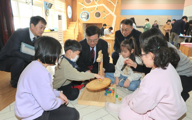 윤건영 충북교육감이 17일 옥천 삼양초등학교와 안내초등학교를 찾아 늘봄학교 운영 상황 등을 점검했다.(충북도교육청 제공. 재판매 및 DB금지)/뉴스1