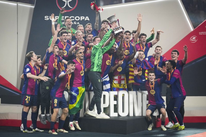 [제다=AP/뉴시스] FC 바르셀로나 선수들이 지난달 13일(현지 시간) 사우디아라비아 제다의 킹 압둘라 스포츠시티에서 열린 2025 수페르코파 데 에스파냐(스페인 슈퍼컵) 정상에 올라 트로피를 들고 환호하고 있다. 바르셀로나는 결승전에서 레알 마드리드를 5-2로 꺾고 15번째 우승을 차지했다. 2025.01.13.