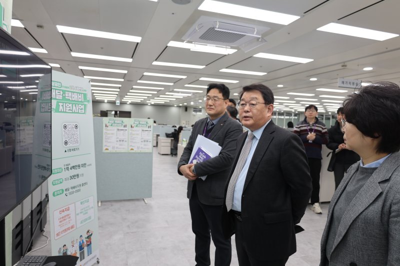 [서울=뉴시스] 박성효 소상공인시장진흥공단 이사장이 17일 소상공인 배달·택배비 지원 접수 첫날을 맞아 공단 대전 본부에 설치된 상황실에서 현황을 점검했다. (사진= 소상공인시장진흥공단 제공)