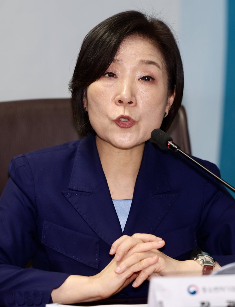 [서울=뉴시스] 김명년 기자 = 오영주 중소벤처기업부 장관이 지난 12일 오전 서울 영등포구 기술보증기금 서울지점에서 열린 트럼프 2기 행정부 대응 중소기업 지원 간담회에 참석해 모두발언하고 있다. 2025.02.17. kmn@newsis.com