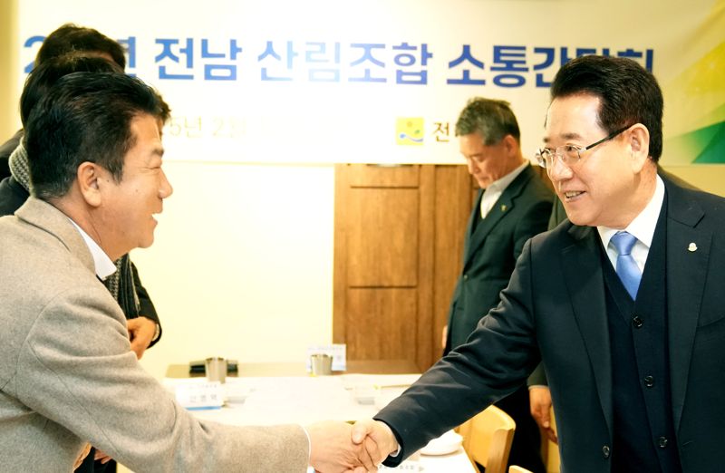 김영록 전남도지사(사진 오른쪽)가 17일 목포에서 열린 '2025년 전남 산림조합 소통간담회'에서 참석자와 인사를 나누고 있다. 전남도 제공