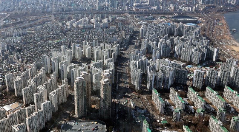 서울 송파구 롯데월드타워 서울스카이에서 바라본 서울 송파구 잠실 아파트단지 모습. 2025.2.13./뉴스1 ⓒ News1 박세연 기자