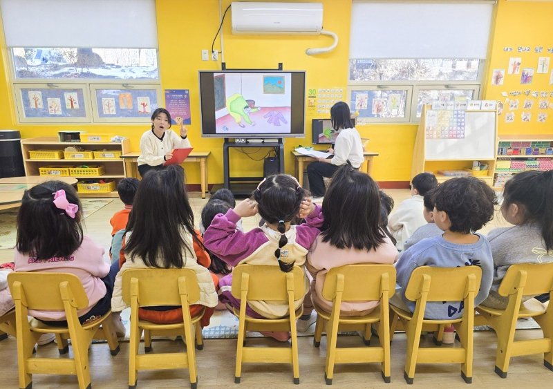 [대전=뉴시스] 대전지역 유아교육기관에서 재능기부를 하는 우송대 유아교육과 학생들. (사진=우송대 제공) 2025.02.17. photo.newsis.com *재판매 및 DB 금지