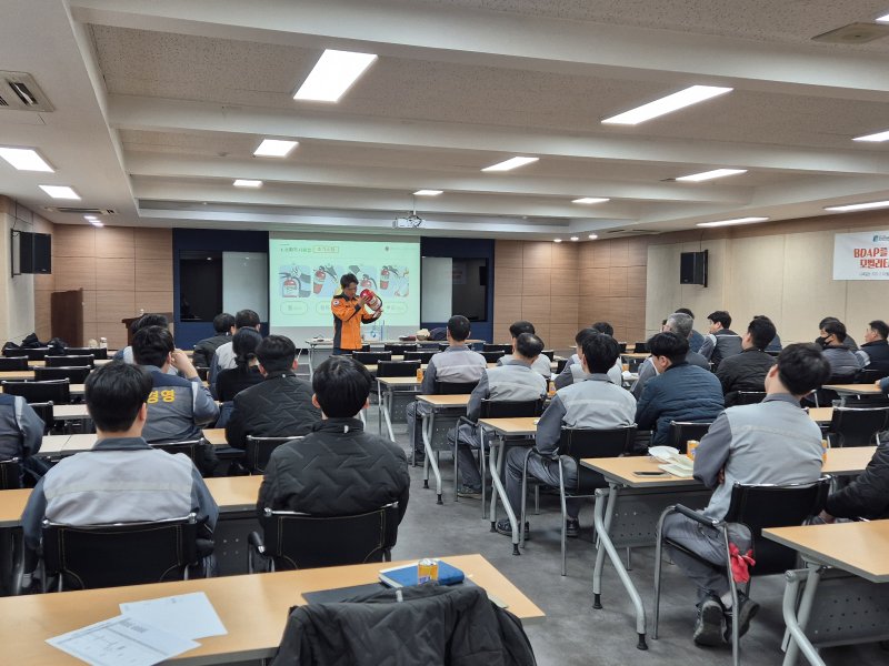 [광주=뉴시스] 광주 광산소방서는 17일 겨울철 화재위험성이 높은 관내 배터리 공장 2곳을 대상으로 소방안전교육을 진행하고 있다. (사진=광산소방 제공) 2025.02.17. photo@newsis.com *재판매 및 DB 금지