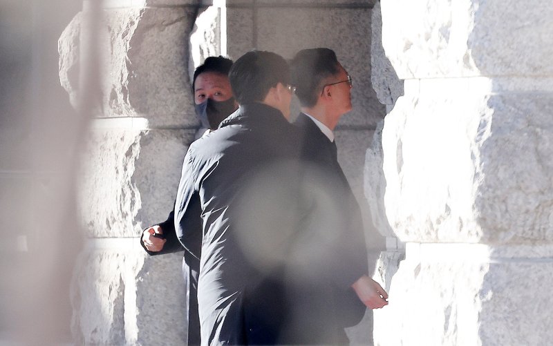 문형배 헌법재판소 소장 권한대행이 17일 오전 서울 종로구 헌법재판소로 출근하고 있다. 2025.2.17/뉴스1 ⓒ News1 김성진 기자