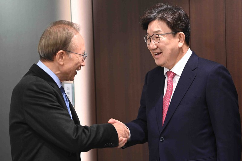 [서울=뉴시스] 김근수 기자 = 권성동 국민의힘 원내대표가 17일 오전 서울 서초구 이명박재단 사무실을 찾아 이명박 전 대통령과 악수하고 있다. (공동취재) 2025.02.17. photo@newsis.com