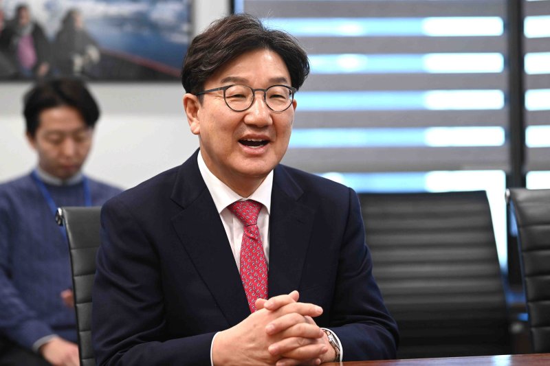 [서울=뉴시스] 김근수 기자 = 권성동 국민의힘 원내대표가 17일 오전 서울 서초구 이명박재단 사무실을 찾아 이명박 전 대통령과 대화를 하고 있다. (공동취재) 2025.02.17. photo@newsis.com