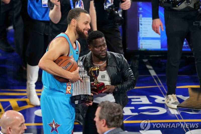 NBA MVP 받고 커리 배우 케빈 하트와 기념사진 찍는 커리 (출처=연합뉴스)