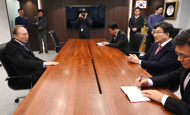 [서울=뉴시스] 김근수 기자 = 권성동 국민의힘 원내대표가 17일 오전 서울 서초구 이명박재단 사무실을 찾아 이명박 전 대통령과 대화를 하고 있다. (공동취재) 2025.02.17. photo@newsis.com