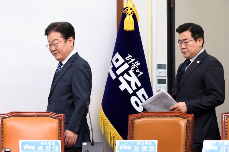 [서울=뉴시스] 조성우 기자 = 이재명 더불어민주당 대표와 박찬대 원내대표가 17일 오전 서울 여의도 국회에서 열린 최고위원회의에 참석하고 있다. 2025.02.17. xconfind@newsis.com