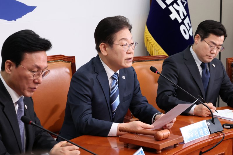 [서울=뉴시스] 조성우 기자 = 이재명(가운데) 더불어민주당 대표가 17일 오전 서울 여의도 국회에서 열린 최고위원회의에서 발언하고 있다. 2025.02.17. xconfind@newsis.com