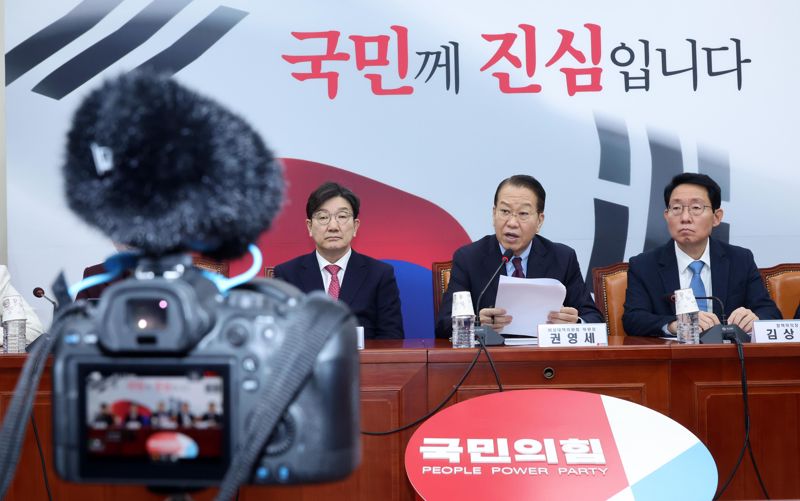 권영세 국민의힘 비상대책위원장이 17일 서울 여의도 국회에서 열린 비상대책위원회의에서 모두 발언하고 있다. 사진=박범준 기자