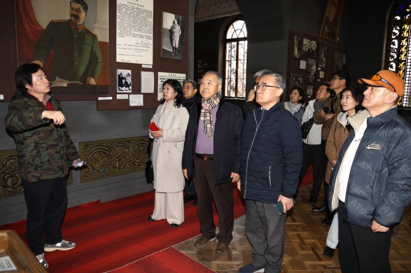 스탈린 박물관 둘러보는 러시아·CIS한인회총연합회 관계자들 (출처=연합뉴스)