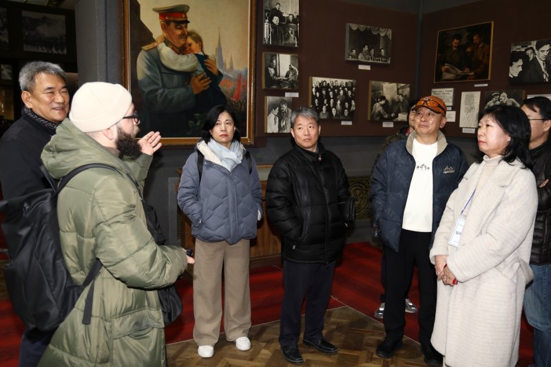 스탈린 박물관서 이야기 듣는 러시아·CIS한인회총연합회 관계자들 (출처=연합뉴스)