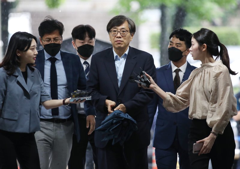 [서울=뉴시스] 대장동 개발 관련 민간사업자들로부터 청탁 대가 금품을 받은 혐의로 재판에 넘겨져 1심에서 징역형을 선고받은 양재식 전 특검보가 판결에 불복해 항소했다. 사진은 양 전 특검보가 지난 2023년 6월 서울 서초구 서울중앙지법에서 열린 구속 전 피의자 심문(영장심사)을 받기 위해 법정으로 향하고 있는 모습. (사진=뉴시스DB) 2023.06.29.