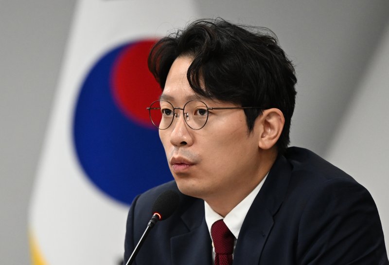 [광주=뉴시스] 김혜인 기자 = 이기인 개혁신당 최고위원이 22일 오전 광주시의회예결특위 회의실에서 열린 '제30차 광주 현장최고위원회의'에서 발언하고 있다. 2024.08.22. hyein0342@newsis.com