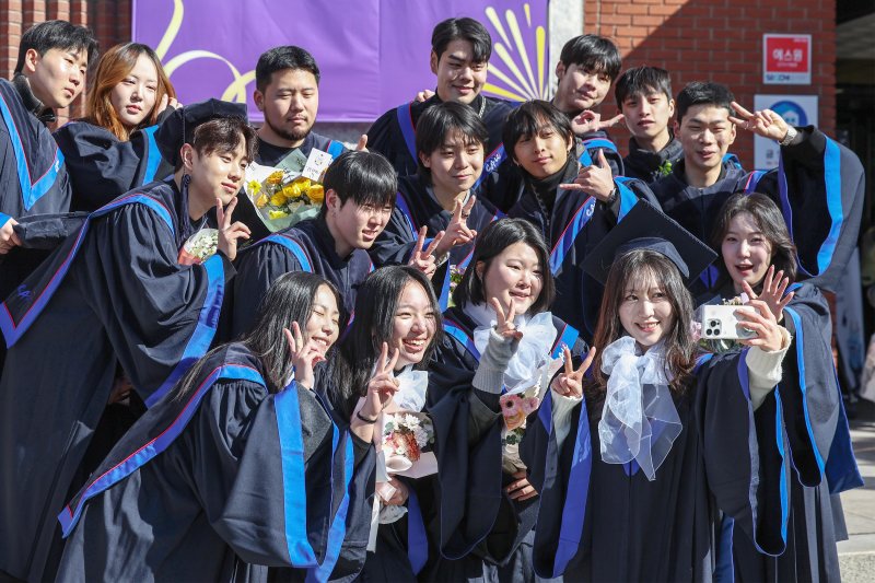 17일 서울 동작구 중앙대학교에서 열린 '2024학년도 전기 학위수여식'에서 예술대학 졸업생들이 기념촬영을 하고 있다. 2025.2.17/뉴스1 ⓒ News1 민경석 기자
