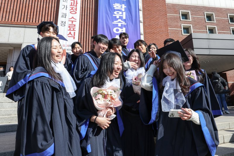 17일 서울 동작구 중앙대학교에서 열린 '2024학년도 전기 학위수여식'에서 예술대학 졸업생들이 기념촬영을 하고 있다. 2025.2.17/뉴스1 ⓒ News1 민경석 기자