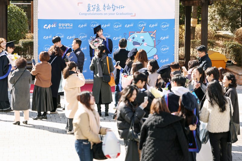 17일 서울 동작구 중앙대학교에서 열린 '2024학년도 전기 학위수여식'에서 졸업생과 가족들이 기념촬영을 하고 있다. 2025.2.17/뉴스1 ⓒ News1 민경석 기자