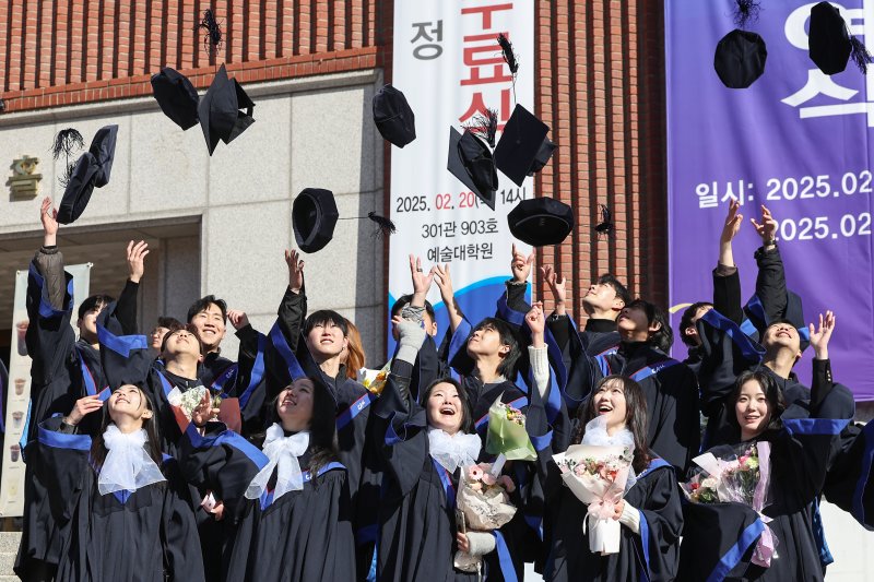 17일 서울 동작구 중앙대학교에서 열린 '2024학년도 전기 학위수여식'에서 예술대학 졸업생들이 학사모를 던지며 졸업의 기쁨을 만끽하고 있다. 2025.2.17/뉴스1 ⓒ News1 민경석 기자