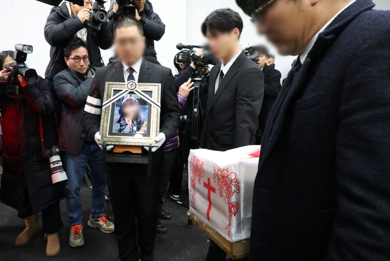 [대전=뉴시스] 강종민 기자 = 고 김하늘 양의 발인식이 이뤄진 14일 오전 하늘 양의 운구행렬이 대전 서구 건양대병원 영결식장을 나서고 있다. 2025.02.14. ppkjm@newsis.com
