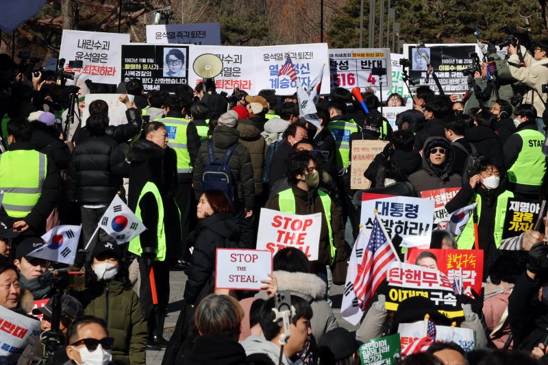 17일 서울 관악구 서울대학교 아크로폴리스 광장에서 서울대공동행동 등 진보단체와 자유민주주의를 수호하는 서울대인 등 보수단체가 윤석열 대통령 탄핵 찬성·반대 집회를 진행하고 있다. 2025.2.17/뉴스1 ⓒ News1 황기선 기자