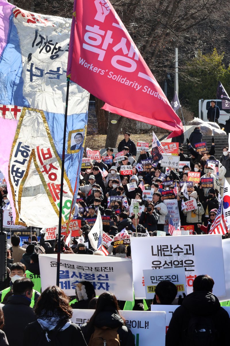 17일 서울 관악구 서울대학교 아크로폴리스 광장에서 서울대공동행동 등 진보단체와 자유민주주의를 수호하는 서울대인 등 보수단체가 윤석열 대통령 탄핵 찬성·반대 집회를 진행하고 있다. 2025.2.17/뉴스1 ⓒ News1 황기선 기자