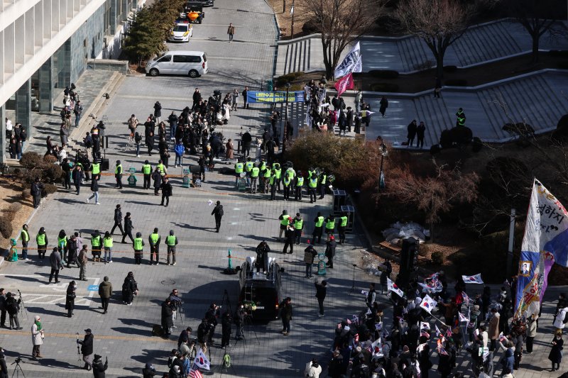 17일 서울 관악구 서울대학교 아크로폴리스 광장에서 서울대공동행동 등 진보단체와 자유민주주의를 수호하는 서울대인 등 보수단체가 윤석열 대통령 탄핵 찬성·반대 집회를 진행하고 있다. 2025.2.17/뉴스1 ⓒ News1 황기선 기자