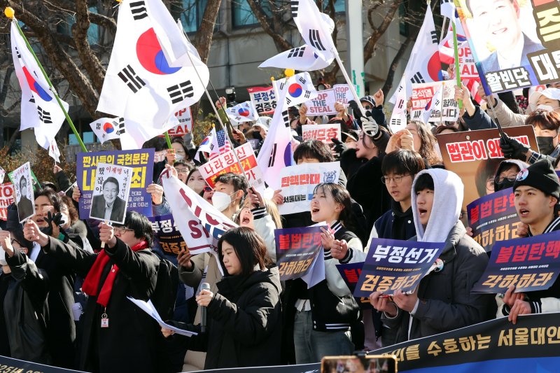자유민주주의를 수호하는 서울대인 등 보수단체가 17일 서울 관악구 서울대학교 아크로폴리스 광장에서 윤석열 대통령 탄핵 반대 집회를 진행하고 있다. 2025.2.17/뉴스1 ⓒ News1 황기선 기자