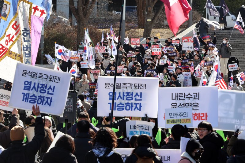 17일 서울 관악구 서울대학교 아크로폴리스 광장에서 서울대공동행동 등 진보단체와 자유민주주의를 수호하는 서울대인 등 보수단체가 윤석열 대통령 탄핵 찬성·반대 집회를 진행하고 있다. 2025.2.17/뉴스1 ⓒ News1 황기선 기자