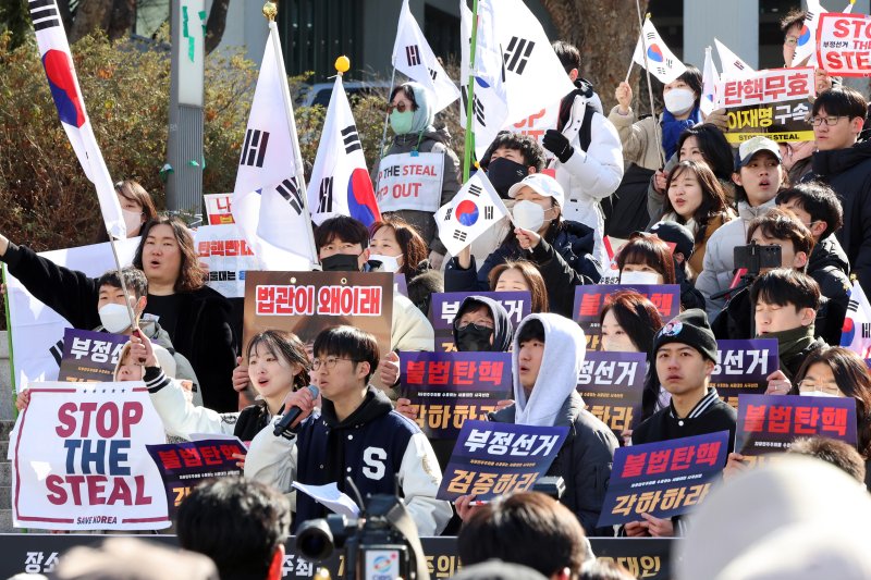 자유민주주의를 수호하는 서울대인 등 보수단체가 17일 서울 관악구 서울대학교 아크로폴리스 광장에서 윤석열 대통령 탄핵 반대 집회를 진행하고 있다. 2025.2.17/뉴스1 ⓒ News1 황기선 기자