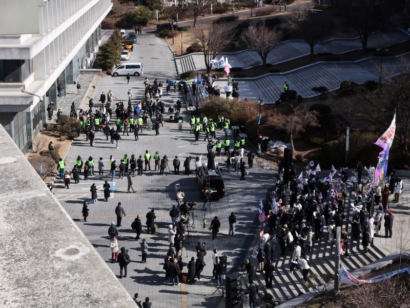 17일 서울 관악구 서울대학교 아크로폴리스 광장에서 서울대공동행동 등 진보단체와 자유민주주의를 수호하는 서울대인 등 보수단체가 윤석열 대통령 탄핵 찬성·반대 집회를 진행하고 있다. 2025.2.17/뉴스1 ⓒ News1 황기선 기자