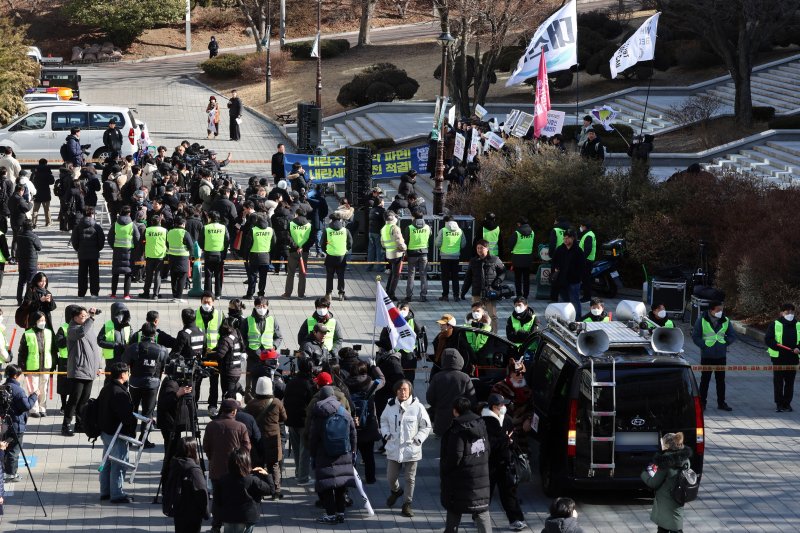 17일 서울 관악구 서울대학교 아크로폴리스 광장에서 서울대공동행동 등 진보단체와 자유민주주의를 수호하는 서울대인 등 보수단체가 윤석열 대통령 탄핵 찬성·반대 집회를 진행하고 있다. 2025.2.17/뉴스1 ⓒ News1 황기선 기자
