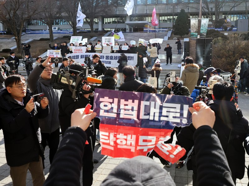17일 서울 관악구 서울대학교 아크로폴리스 광장에서 서울대공동행동 등 진보단체와 자유민주주의를 수호하는 서울대인 등 보수단체가 윤석열 대통령 탄핵 찬성·반대 집회를 진행하고 있다. 2025.2.17/뉴스1 ⓒ News1 황기선 기자