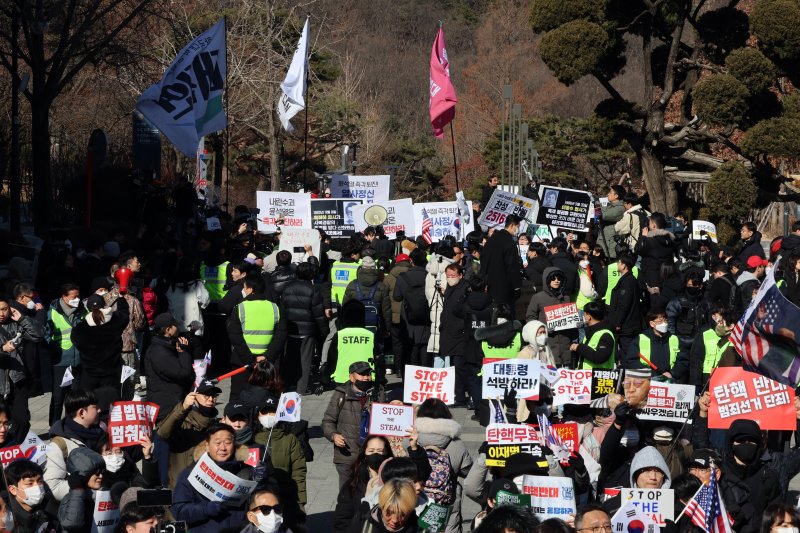 17일 서울 관악구 서울대학교 아크로폴리스 광장에서 서울대공동행동 등 진보단체와 자유민주주의를 수호하는 서울대인 등 보수단체가 윤석열 대통령 탄핵 찬성·반대 집회를 진행하고 있다. 2025.2.17/뉴스1 ⓒ News1 황기선 기자