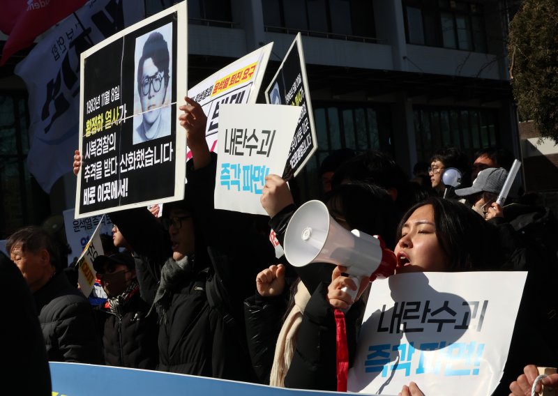 서울대공동행동 등 진보단체가 17일 서울 관악구 서울대학교 아크로폴리스 광장에서 윤석열 대통령 탄핵 찬성 집회를 진행하고 있다. 2025.2.17/뉴스1 ⓒ News1 황기선 기자