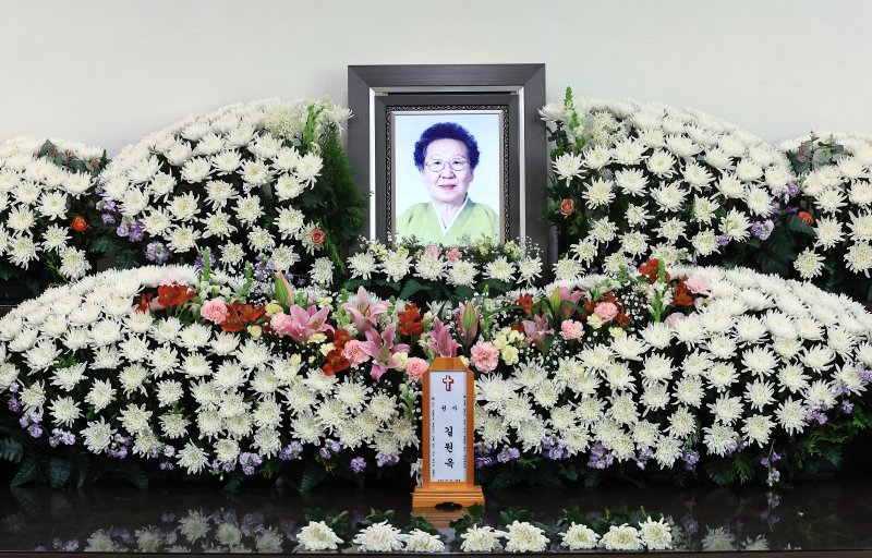 17일 인천시 연수구 원인재로 인천적십자병원 장례식장에 일본군 위안부 피해자 길원옥 할머니의 빈소가 마련되어 있다. 길 할머니의 별세로 남은 위안부 피해 생존자는 7명이 됐으며 이들의 평균 연령은 95.7세다. 연령별로는 90~95세 2명, 96세 이상 5명이다. 2025.2.17/뉴스1 ⓒ News1 박정호 기자