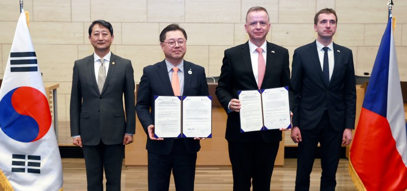 [서울=뉴시스]대한상공회의소와 체코 투자청이 업무협약 후 기념촬영을 하고 있다. 왼쪽부터 안덕근 산업통상자원부 장관, 박일준 대한상의 상근부회장, 얀 미칼 체코 투자청 사무총장, 루카슈 블첵 산업통상부 장관. (사진=대한상의 제공) photo@newsis.com *재판매 및 DB 금지