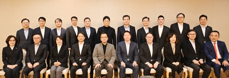 [서울=뉴시스] 조수정 기자 = 최상목 대통령 권한대행 부총리 겸 기획재정부 장관이 16일 오후 서울 종로구 정부서울청사에서 관계부처 장·차관, 기업대표 등이 참석한 가운데 열린 '민간 경제사절단 만찬간담회'에서 참석자들과 기념사진을 찍고 있다. 윗줄 왼쪽부터 박일준 대한상의 상근부회장, 김동욱 현대자동차 부사장, 주영준 한화 퓨처프루프 사장, 김성태 두산경영연구원 CEO, 이계인 포스코인터내셔널 사장, 이형희 SK 수펙스 위원장, 임성복 롯데지주 커뮤니케이션실장, 윤창렬 LG글로벌전략개발원 원장, 구동휘 LS엠앤엠 대표이사, 정인