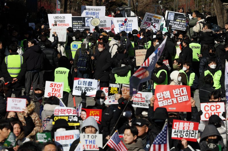 [서울=뉴시스] 홍효식 기자 = 17일 서울 관악구 서울대학교 학생회관 앞에서 윤석열 대통령 퇴진을 촉구하는 서울대 공동행동 참가자들과 탄핵을 반대하는 서울대인 및 시민들이 상반된 목소리를 내고 있다. 2025.02.17. yesphoto@newsis.com