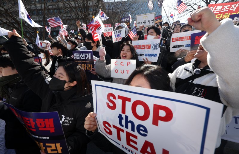 [서울=뉴시스] 홍효식 기자 = 17일 서울 관악구 서울대학교 학생회관 앞에서 열린 서울대 탄핵 반대 시국선언에서 자유민주주의를 수호하는 서울대인과 시민들이 구호를 외치고 있다. 2025.02.17. yesphoto@newsis.com