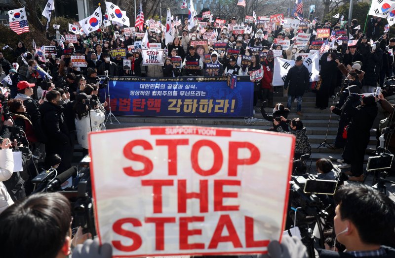 [서울=뉴시스] 홍효식 기자 = 17일 서울 관악구 서울대학교 학생회관 앞에서 열린 서울대 탄핵 반대 시국선언에서 자유민주주의를 수호하는 서울대인과 시민들이 구호를 외치고 있다. 2025.02.17. yesphoto@newsis.com