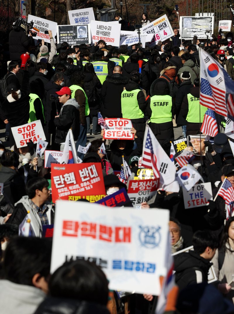 [서울=뉴시스] 홍효식 기자 = 17일 서울 관악구 서울대학교 학생회관 앞에서 윤석열 대통령 퇴진을 촉구하는 서울대 공동행동 참가자들과 탄핵을 반대하는 서울대인 및 시민들이 상반된 목소리를 내고 있다. 2025.02.17. yesphoto@newsis.com