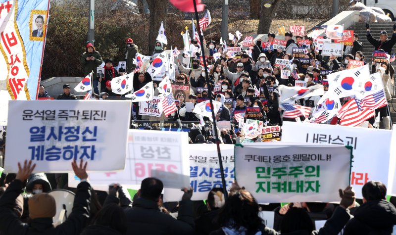 [서울=뉴시스] 홍효식 기자 = 17일 서울 관악구 서울대학교 학생회관 앞에서 윤석열 대통령 퇴진을 촉구하는 서울대 공동행동 참가자들과 탄핵을 반대하는 서울대인 및 시민들이 상반된 목소리를 내고 있다. 2025.02.17. yesphoto@newsis.com