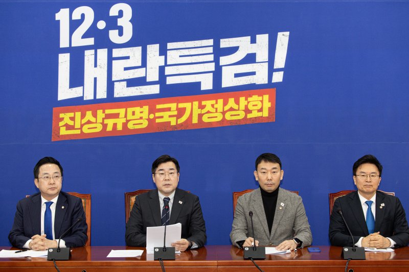 박찬대 더불어민주당 원내대표(왼쪽 두 번째)가 16일 오전 서울 여의도 국회에서 열린 기자간담회에서 발언을 하고 있다. 2025.2.16/뉴스1 ⓒ News1 이재명 기자