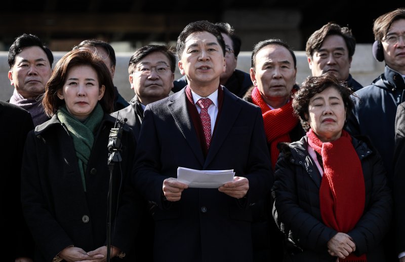 [서울=뉴시스] 정병혁 기자 = 김기현, 나경원, 윤상현 국민의힘 의원을 비롯한 여당 의원들이 17일 서울 종로구 헌법재판소 앞에서 윤석열 대통령 최소한 방어권 보장 촉구 및 불공정성 규탄과 관련해 헌법재판소 사무처장을 면담하기에 앞서 기자회견을 하고 있다. 2025.02.17. jhope@newsis.com